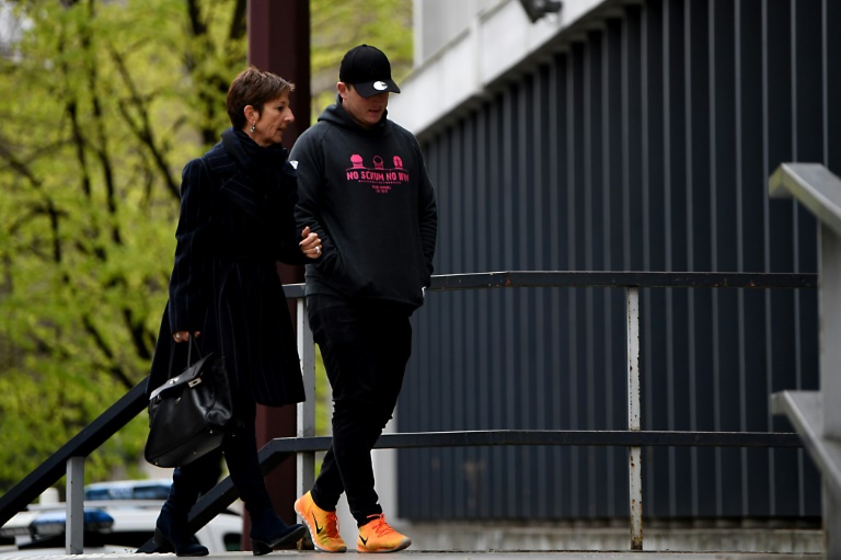 Le rugbyman irlandais Denis Coulson (d) arrive au commissariat de police de Grenoble, le 21 mars 2017 dans l'Isère