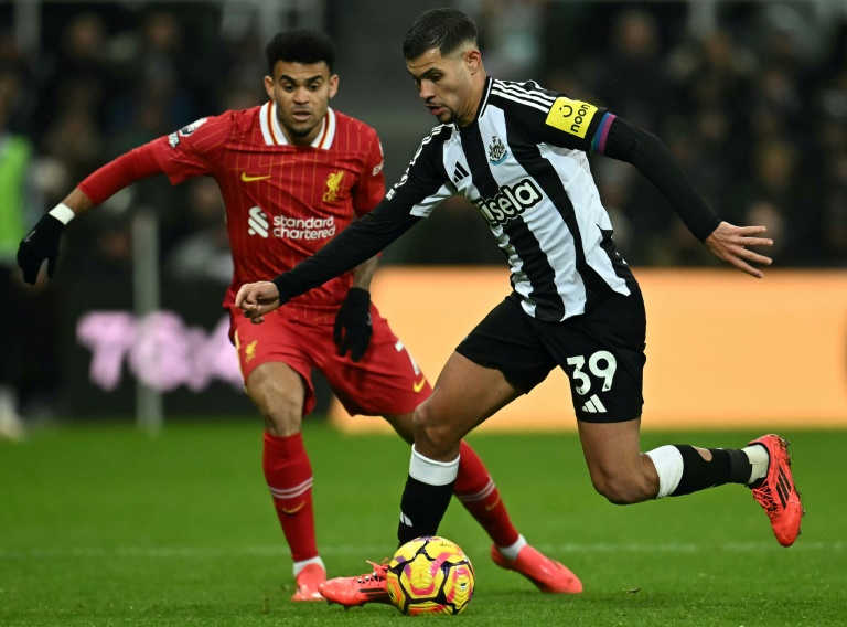 Le milieu colombien Luis Diaz de Liverpool (en rouge) face au milieu brésilien de Newcastle Bruno Guimaraes lors du match de Premier League au St James'Park de  Newcastle-upon-Tyne le 4 décembre 2024 en Angleterre