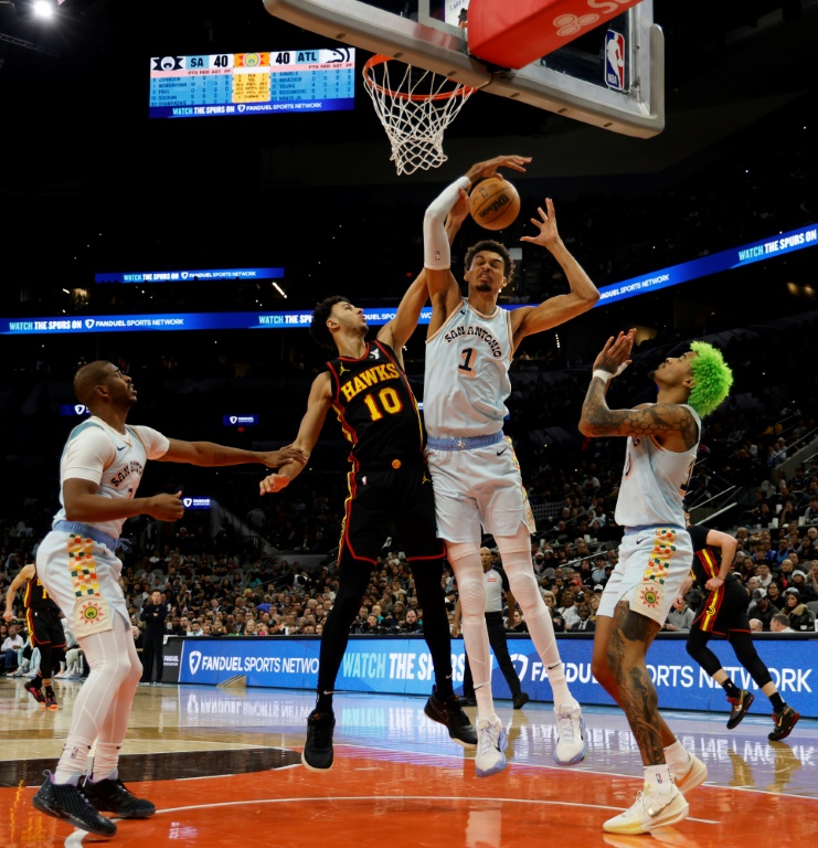 Zaccharie Risacher (N.10) à la lutte avec Victor Wembanyama (N.1) lors d'un match de NBA entre les Atlanta Hawks et les San Antonio Spurs le 19 décembre 2024 à San Antonio