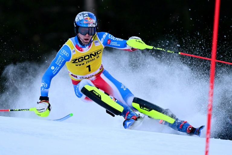 Le Français Clément Noël lors de la première manche du slalom d'Alta Badia, comptant pour la Coupe du monde de ski alpin, le 23 décembre 2024