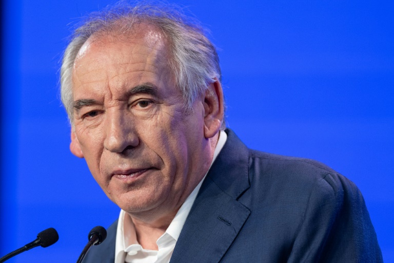 Le président du MoDem, François Bayrou, prononce un discours à Guidel, dans l'ouest de la France, le 29 septembre 2024