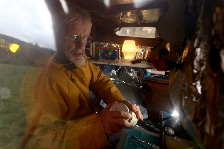 Bernard Poitau sur son bateau Anticylone alors qu'il participe au Vendée Globe sur le simulateur de course à la voile Virtual Regatta à Saint-Julien-Molin-Molette, dans la Loire, le 3 décembre 2024