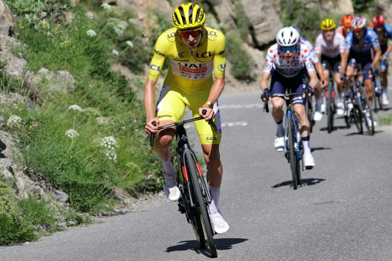 Le maillot jaune Tadej Pogacar à l'attaque sur les routes du Tour de France, avec derrière lui son principal rival Jonas Vingegaard, le 17 juillet 2024 entre Saint-Paul-Trois-Chateaux et Superdevoluy