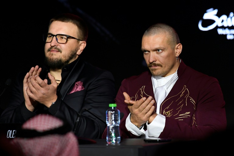 L'Ukrainien Oleksandr Usyk, champion du monde des poids lourds, assiste à une conférence de presse avant sa revanche contre le Britannique Tyson Fury, à Riyad, le 19 décembre 2024