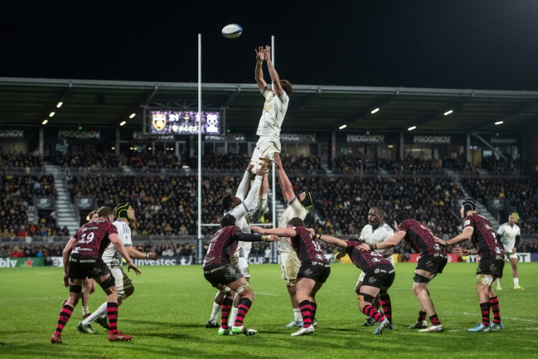 Le flanker de La Rochelle Oscar Jegou à la réception d'une touche face à Bristol, à La Rochelle, le 24 décembre 2024