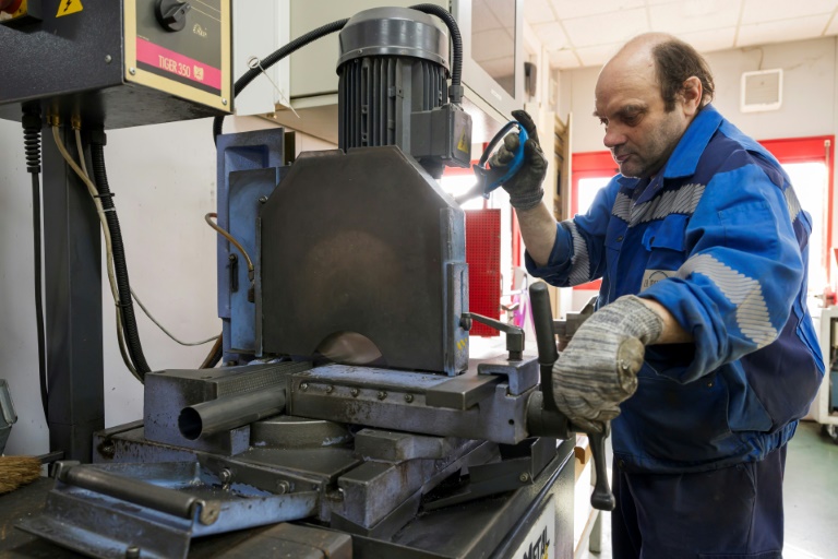 Un employé de la Scop La Meusienne travaille sur une machine à Ancerville, le 28 novembre 2024 dans la Meuse