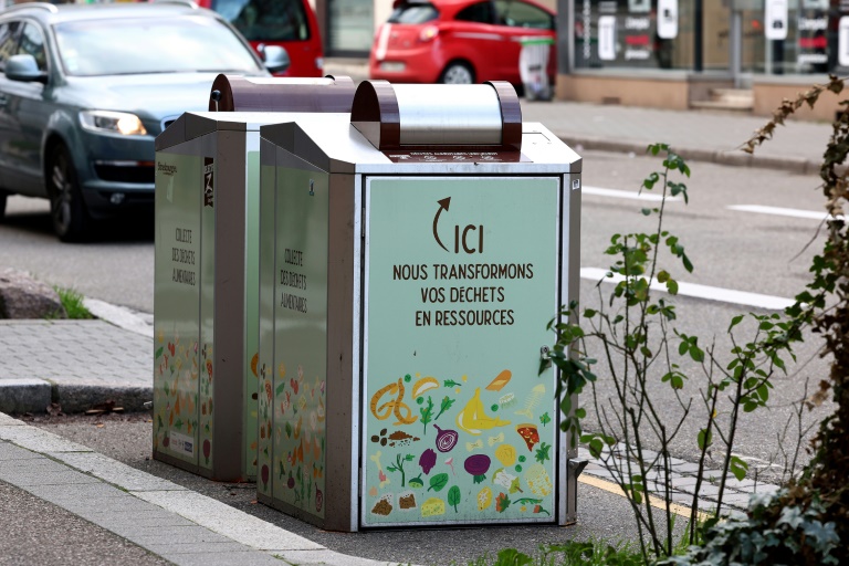 Des points de collecte de déchets alimentaires installés dans une rue de Strasbourg, le 4 janvier 2024