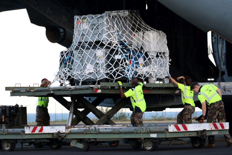 Des militaires français déchargent du matériel médical et d'urgence d'un A400M sur la base aérienne 181 à La Réunion, le 15 décembre 2024