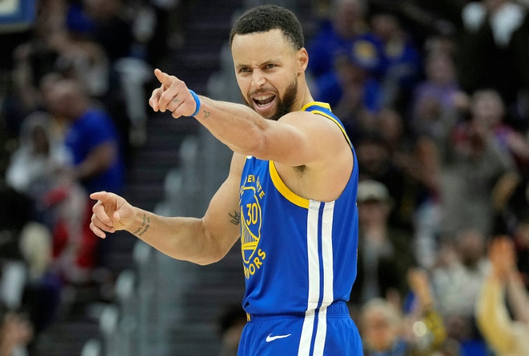 Stephen Curry, des Golden State Warriors, après avoir inscrit un panier contre les LA Lakers, le 25 décembre 2024