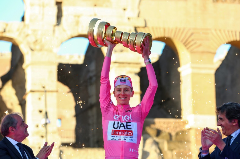 Tadej Pogacar triomphant devant le Colisée à Rome après sa victoire finale sur le Giro, le 26 mai 2024