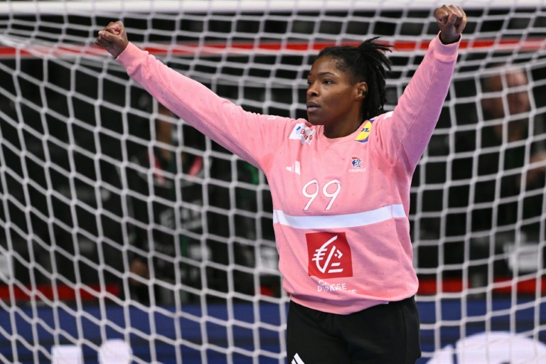 La gardienne de l'équipe de Hatadou Sako lors du match contre la Pologne, à l'Euro féminin de handball, le 28 novembre 2024 à Bâle