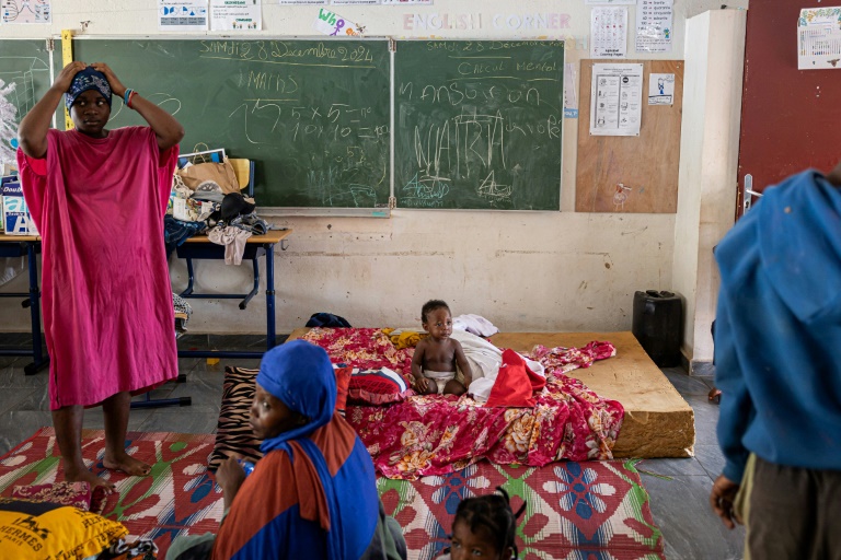 Des personnes touchées par le cyclone Chido attendent avant une distribution de nourriture à l'école primaire Paulette Henry dans la ville de Mamoudzou, sur l'archipel français de Mayotte dans l'océan Indien, le 29 décembre 2024