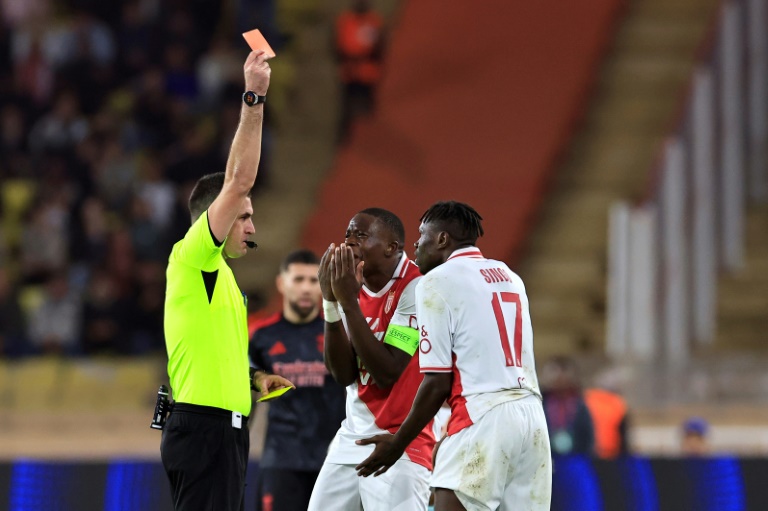 Le défenseur de l'ASM Wilfried Singo (D) exclu lors de la rencontre de Ligue des champions face à Benfica, à Monaco, le 27 novembre 2024