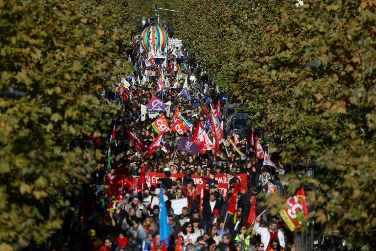 Des personnes défilent à Marseille lors d'une manifestation organisée dans le cadre d'une journée nationale d'action et de grève dans la fonction publique, le 5 décembre 2024