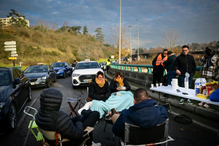 Des chauffeurs de taxi participent à une manifestation de blocage des routes, le 2 décembre 2024 à Lyon