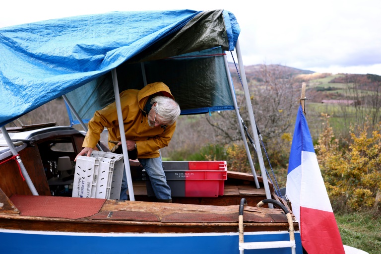 Bernard Poitau sur son bateau Anticylone alors qu'il participe au Vendée Globe sur le simulateur de course à la voile Virtual Regatta à Saint-Julien-Molin-Molette, dans la Loire, le 3 décembre 2024