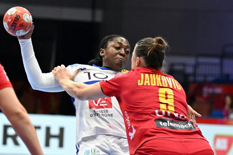 Grace Zaadi lors de la victoire des Bleues face a Monténégro le 6 décembre 2024 à Debrecen (Hongrie). Invaincue depuis le début de la compétition, l'équipe de France de handball s'est rapprochée des demi-finales de l'Euro