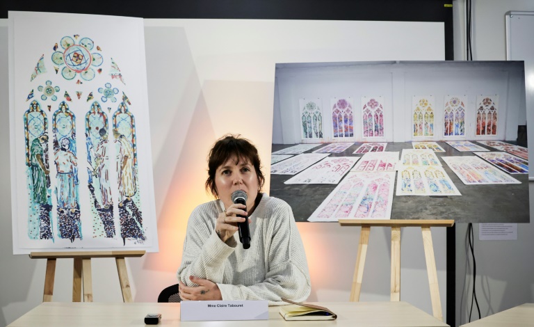 Claire Tabouret lors d'une conférence de presse après avoir été choisie avec l'atelier verrier rémois Simon-Marq, pour réaliser les nouveaux vitraux contemporains de Notre-Dame de Paris, le 18 décembre 2024, à Paris