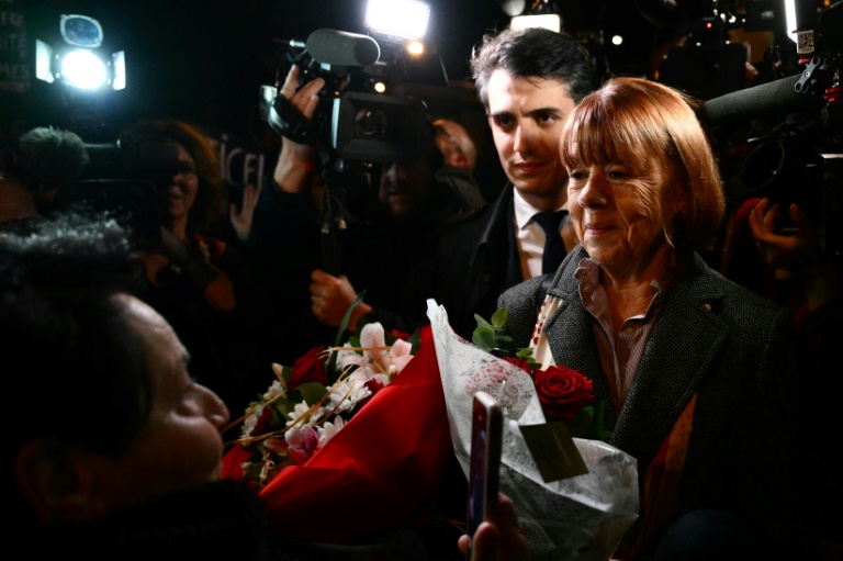 Gisèle Pelicot et son avocat Stéphane Babonneau devant le palais de justice, où le parquet a requis la peine maximale de 20 ans de réclusion criminelle contre son ancien compagnon Dominique Pelicot, à Avignon (Vaucluse), le 25 novembre 2024