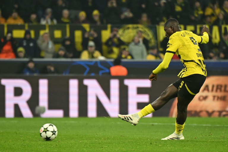 L'attaquant du Borussia Dortmund Sehrou Guirassy tire un pénalty lors du match de C1 contre le FC Barcelone lors de la phase de groupes le 11 décembre 2024 à Dortmund en Allemagne