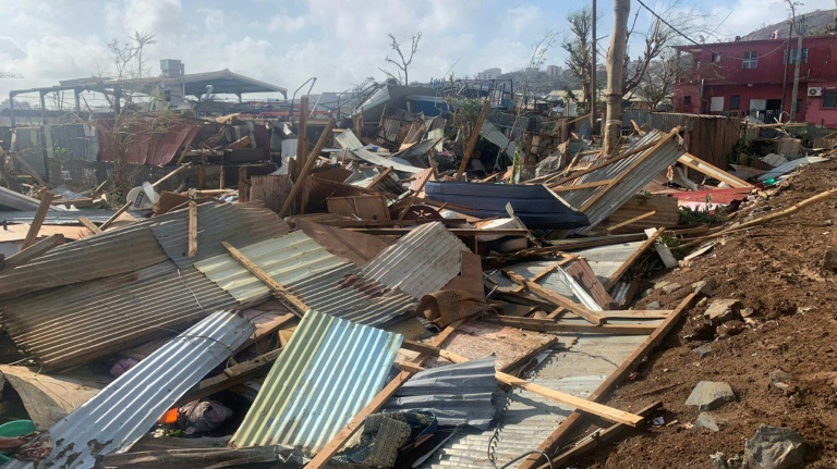 Des débris de tôles et de bois après le passage du cyclone Chido à Mayotte, le 15 décembre 2024