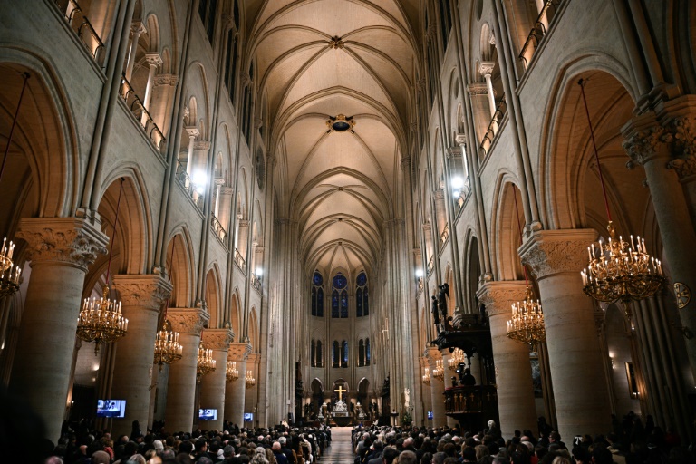 Des personnes assistent à une messe de Noël célébrée à la cathédrale Notre-Dame de Paris, le 24 décembre 2024