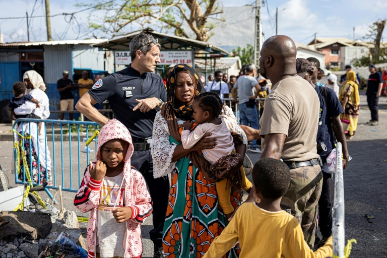 Des policiers français à l'embarquement d'un bateau entre Dzaoudzi, à Mayotte, et les Comores, le 28 décembre 2024