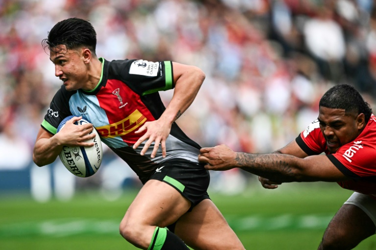 Le demi d'ouverture des Harlequins Marcus Smith (G) plaqué par le talonneur toulousain Peato Mauvaka en demi-finale de Champions Cup, à Toulouse, le 5 mai 2024