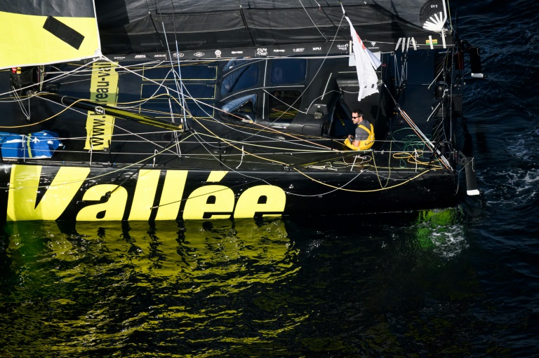 Louis Burton (Bureau Vallée), ici au départ du Vendée Globe le 10 novembre, a annoncé jeudi son abandon.