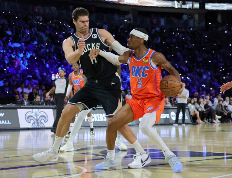 Shai Gilgeous-Alexander (droite) d'Oklahoma City face à Brook Lopez de Milwaukee lors de la finale de la Coupe NBA, le 17 novembre 2024 à Las Vegas