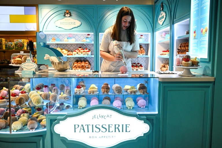 Une employée prépare une pâtisserie Jellycat, dont les peluches sont exposées comme dans une pâtisserie traditionnelle, aux Galeries Lafayette Haussmann, le 29 novembre 2024 à Paris