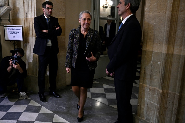 Elisabeth Borne quitte la salle des débats après une séance de questions au gouvernement à l'Assemblée nationale, le 4 décembre 2024 à Paris