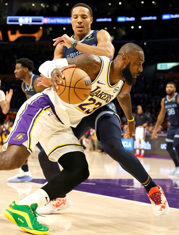 LeBron James (#23), des LA Lakers, face à Desmond Bane, des Memphis Grizzlies, le 15 décembre 2024 à Los Angeles