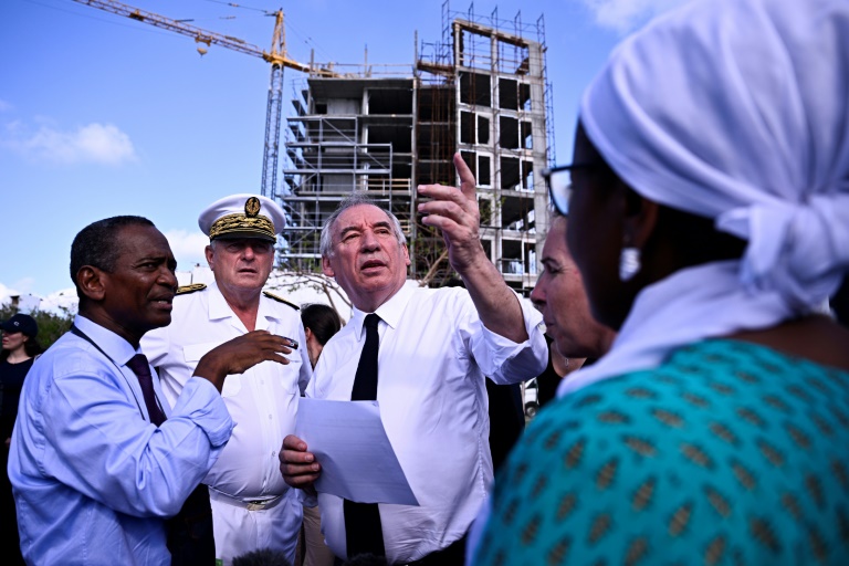 Le Premier ministre François Bayrou et le préfet de Mayotte, François-Xavier Bieuville visitent une usine de dessalement d'eau à Petite-Terre Pamandzi, à Mayotte, le 30 décembre 2024