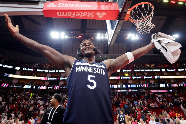 Anthony Edwards savoure la victoire de Minnesota sur le parquet de Houston en NBA, le 27 décembre 2024