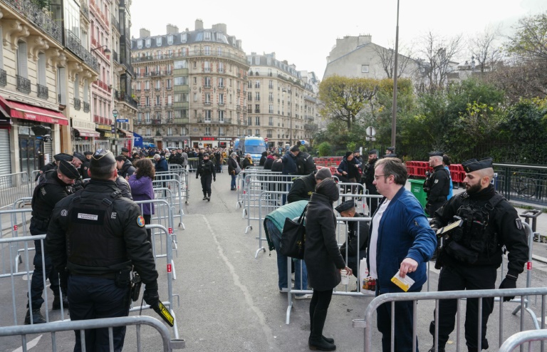 Des gendarmes contrôlent les piétons dans le périmètre de sécurité autour de la cathédrale Notre-Dame de Paris avant sa réouverture officielle, le 7 décembre 2024 à Paris