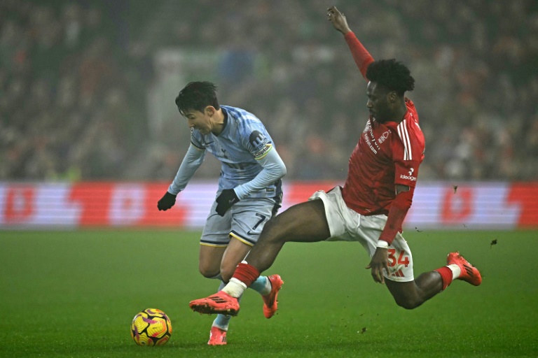 Le Sud-Coréen Son Heung-Min (g) de Tottenham aux prises avec le Nigérian Ola Aina  de Nottingham Forest, lors du match nul (2-2), le 29 décembre 2024 à Londres