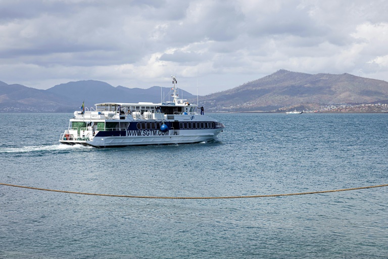 Un bateau de la compagnie SGTM quitte la ville de Dzaoudzi, à Mayotte, vers les Comores, le 28 décembre 2024