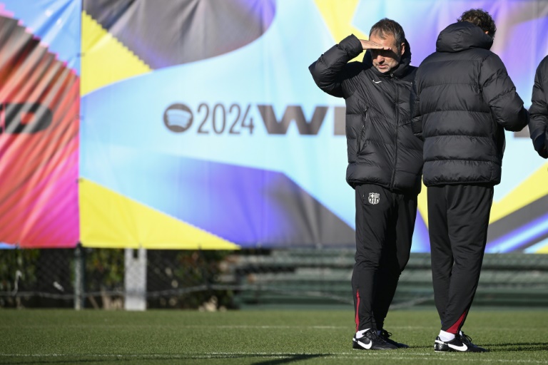 Hansi Flick la main en visière lors d'une séance d'entraînement du FC Barcelone le 20 décembre 2024. Avec seulement 38 points à mi-championnat, le Barça de l'entraîneur allemand fait même moins bien que celui de Xavi la saison dernière (41 pts)