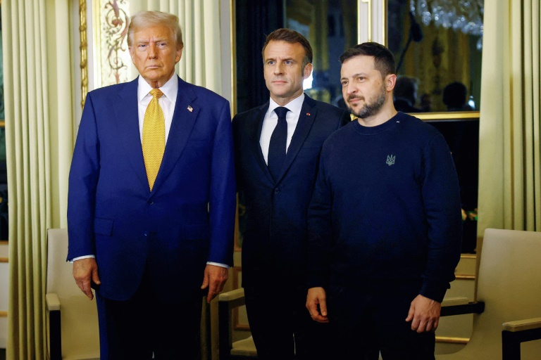 (g-d) Le président américain élu Donald Trump, le président français Emmanuel Macron et le président ukrainien Volodymyr Zelensky lors d'une réunion à l'Elysée, le 7 décembre 2024 à Paris