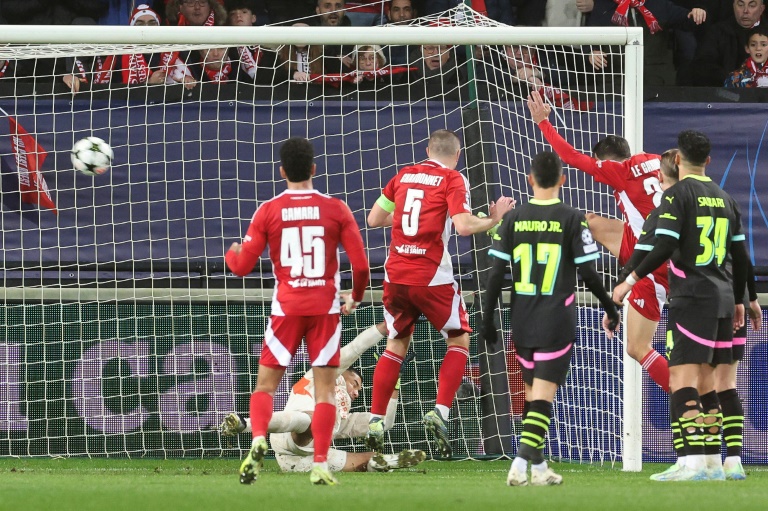 Le défenseur brestois Julien Le Cardinal inscrit un but face au PSV Eindhoven, à Guingamp, le 10 décembre 2024