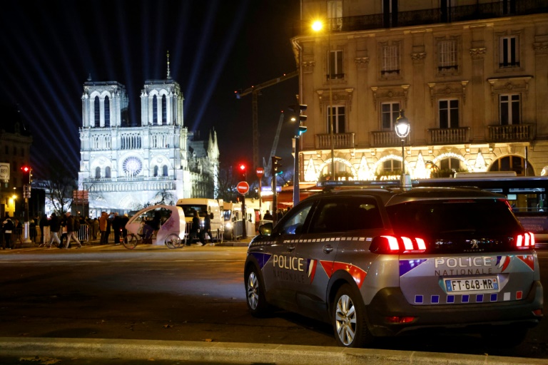 Une voiture de police patrouille près de Notre-Dame de Paris à la veille de sa réouverture officielle après cinq années de restauration, à Paris le 6 décembre 2024