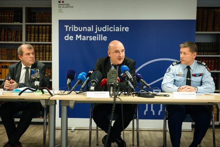 (g-d) Le patron du Service interdépartemental de la police judiciaire (SIPJ13) Philippe Frizon, le procureur de Marseille Nicolas Bessone et le chef de la section recherche de Montpellier Colonel Sébastien Constan, lors d'une conférence de presse après une vague d'arrestations dans les milieux du crime organisé à Marseille, le 7 décembre 2024