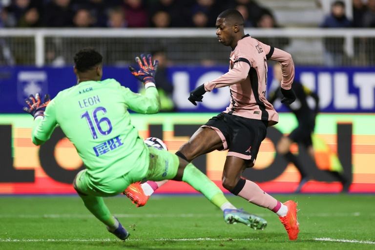 Donovan Leon et Ousmane Dembélé lors du match nul (0-0) entre le PSG et Auxerre au stade de l'Abbé-Deschamps lors de la 14e journée de Ligue 1 le 6 décembre 2024