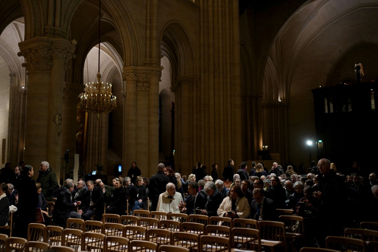 Des invités s'installent à l'intérieur de la cathédrale Notre-Dame de Paris pour la cérémonie à l'occasion de sa réouverture officielle, le 7 décembre 2024 à Paris