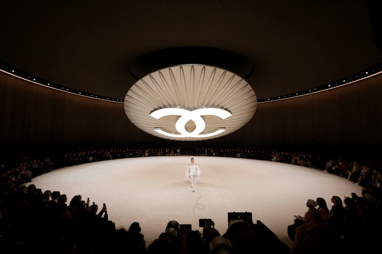 Au défilé Chanel lors de la Fashion Week Haute-Couture Femme Printemps/Été 2024 à Paris, le 23 janvier 2024