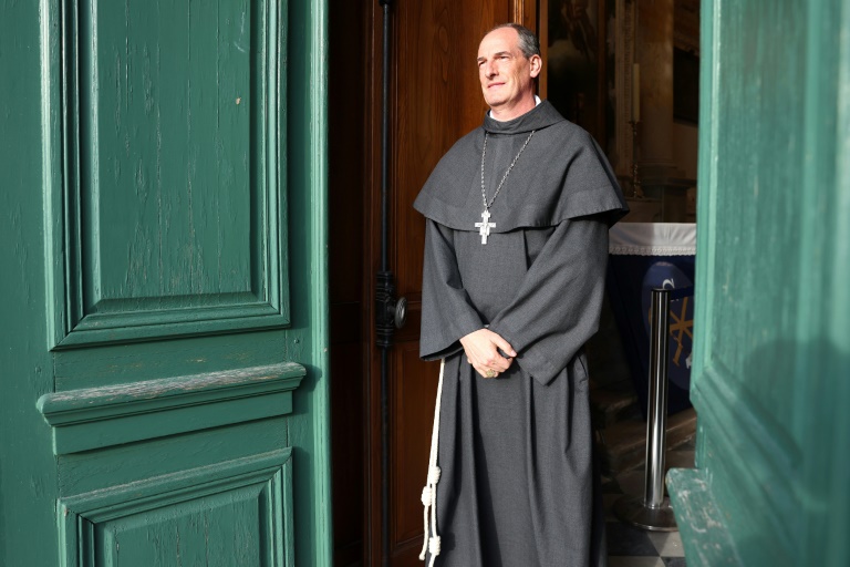 Le cardinal Bustillo à l'entrée de la cathédrale d'Ajaccio, le 10 décembre 2024 en Corse