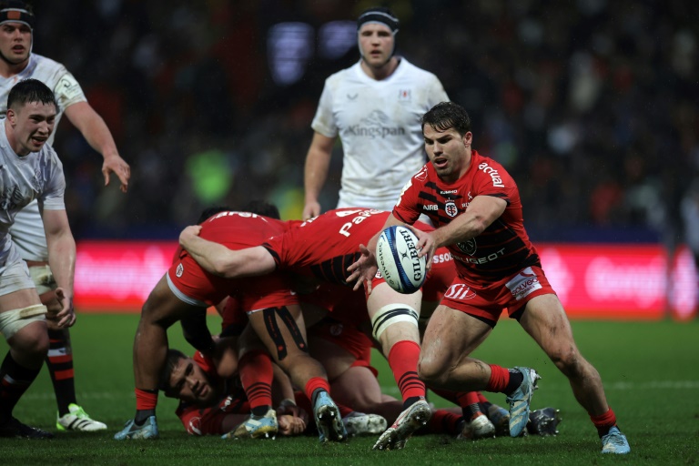 Le demi de mêlée toulousain Antoine Dupont (D) tape un coup de pied face à l'Ulster en Champions Cup, à Toulouse, le 8 décembre 2024