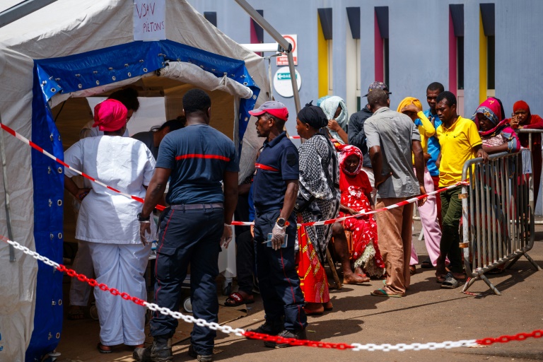 Des habitants font la queue pour recevoir des soins médicaux à l'hôpital de Mamoudzou, après le passage du cyclone Chido à Mayotte, le 18 décembre 2024