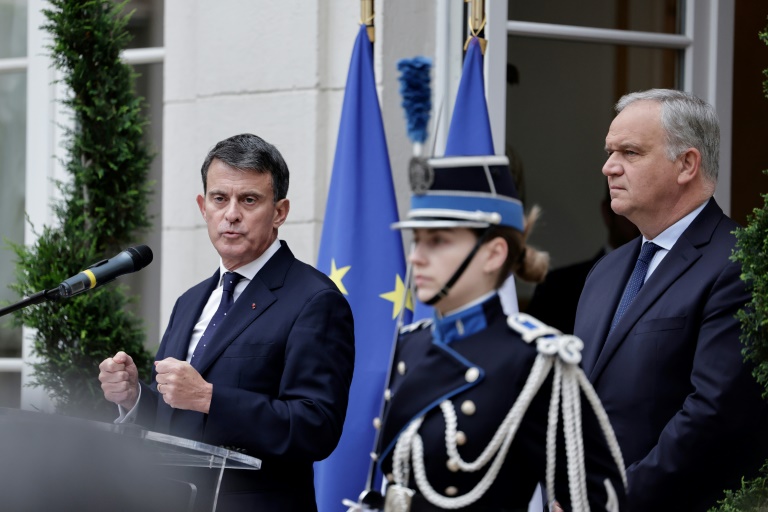 Le nouveau ministre des Outre-mer, Manuel Valls (g), lors de la cérémonie de passation de pouvoir avec son prédécesseur Francois-Noël Buffet (d) le 24 décembre 2024 à Paris